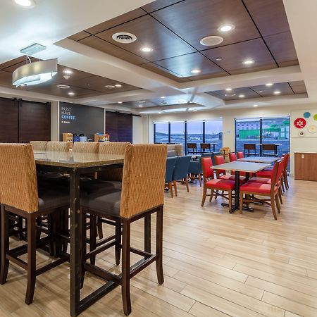 Holiday Inn Express & Suites Cedar Falls Εξωτερικό φωτογραφία