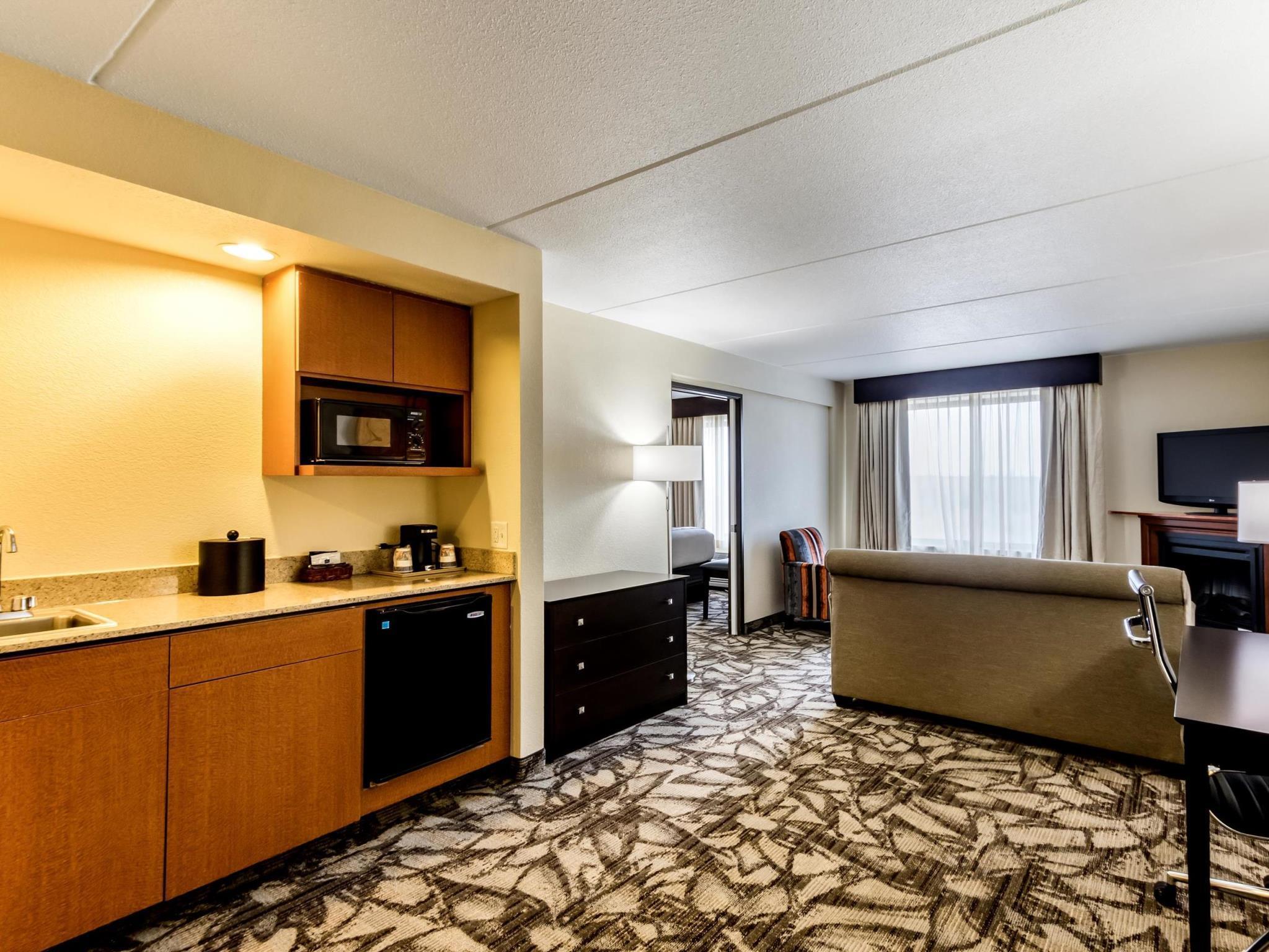 Holiday Inn Express & Suites Cedar Falls Εξωτερικό φωτογραφία