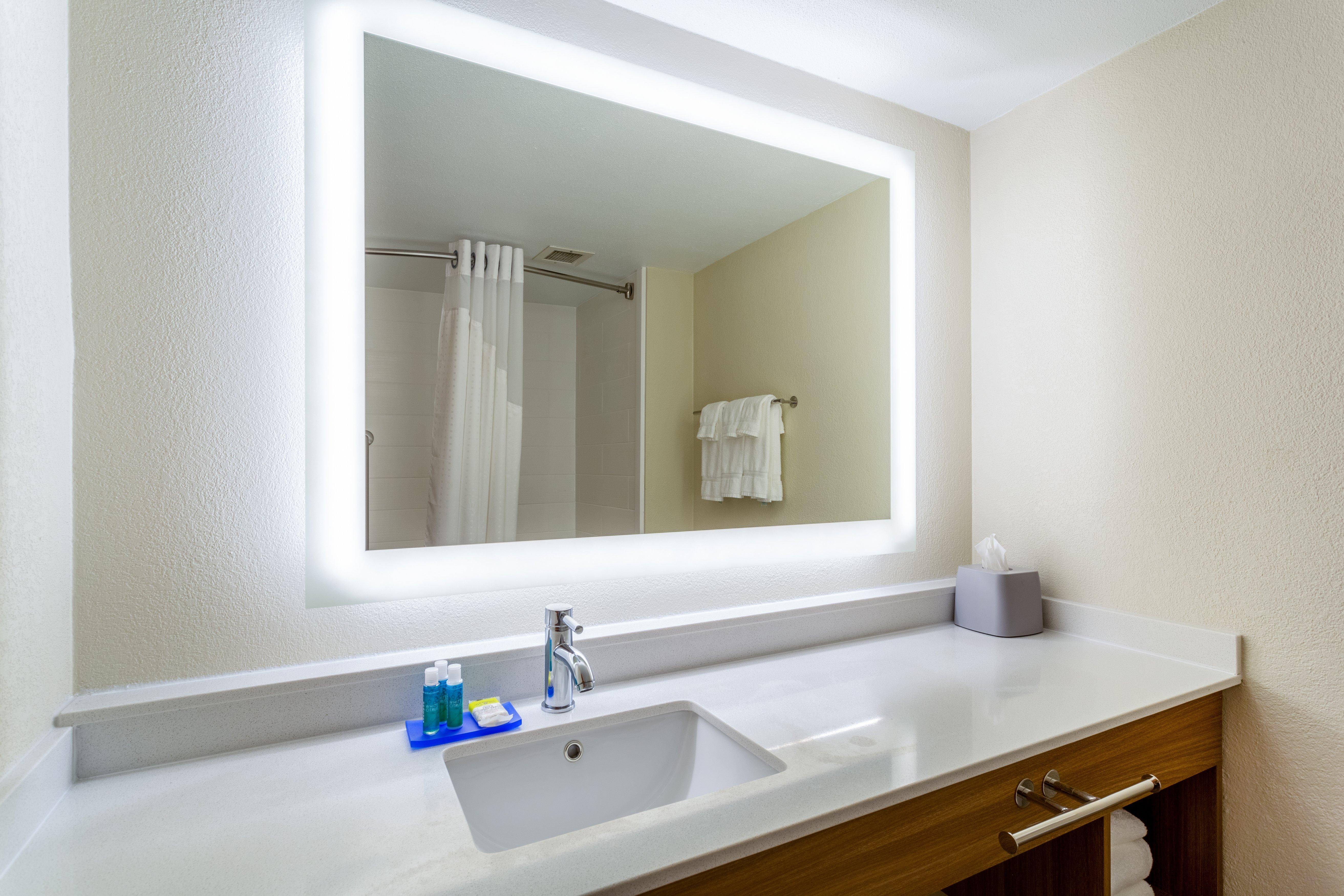 Holiday Inn Express & Suites Cedar Falls Εξωτερικό φωτογραφία