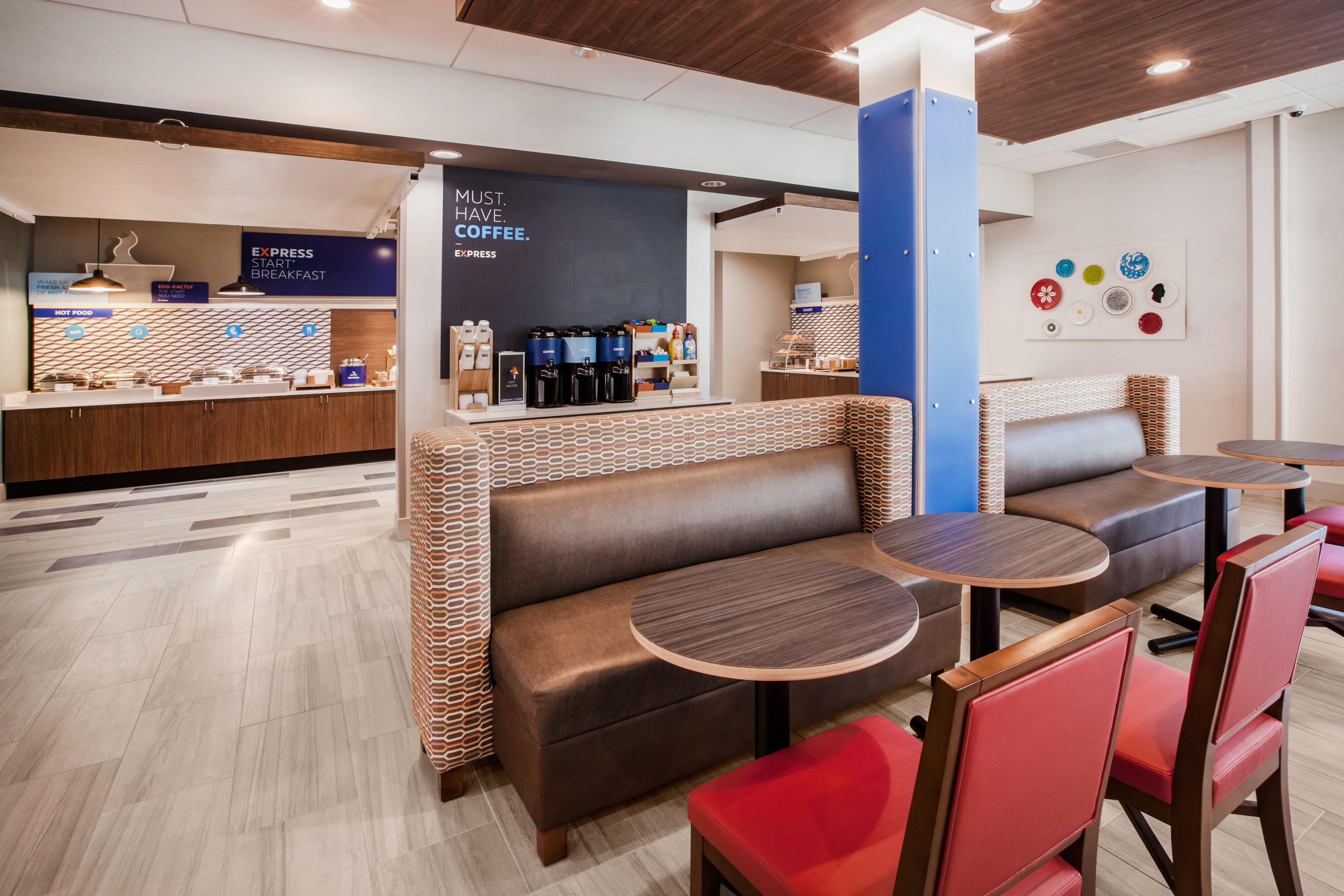 Holiday Inn Express & Suites Cedar Falls Εξωτερικό φωτογραφία