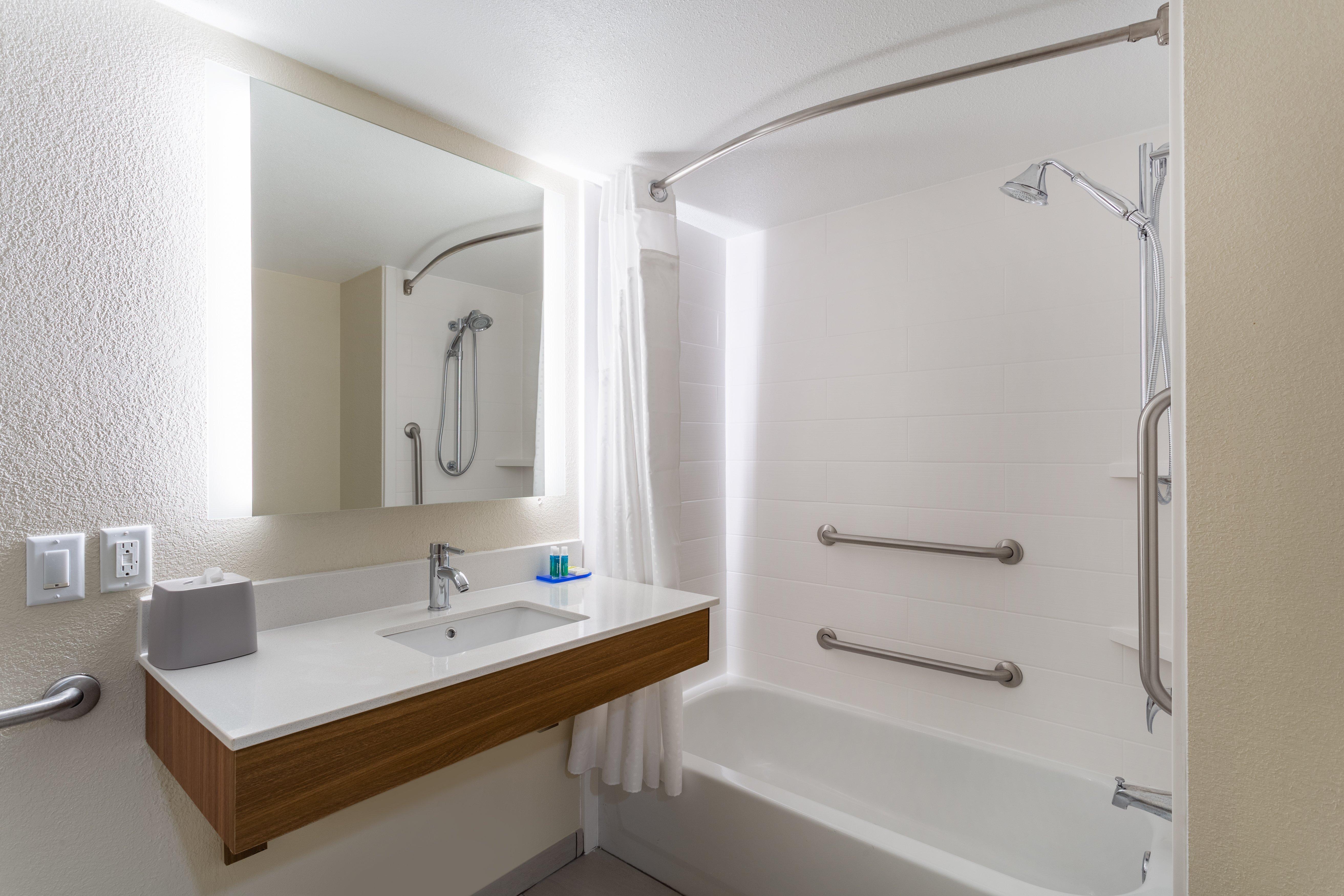 Holiday Inn Express & Suites Cedar Falls Εξωτερικό φωτογραφία