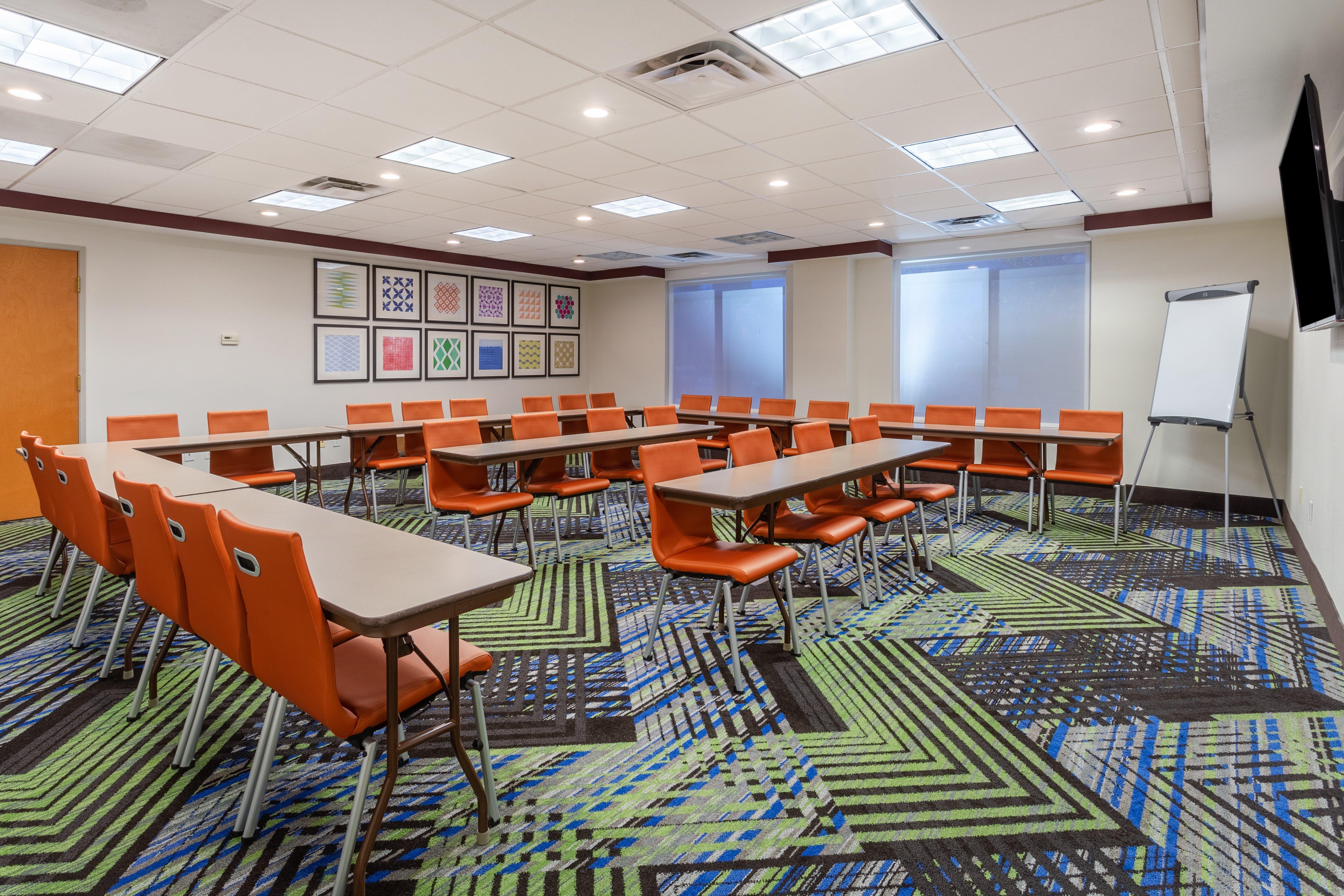 Holiday Inn Express & Suites Cedar Falls Εξωτερικό φωτογραφία