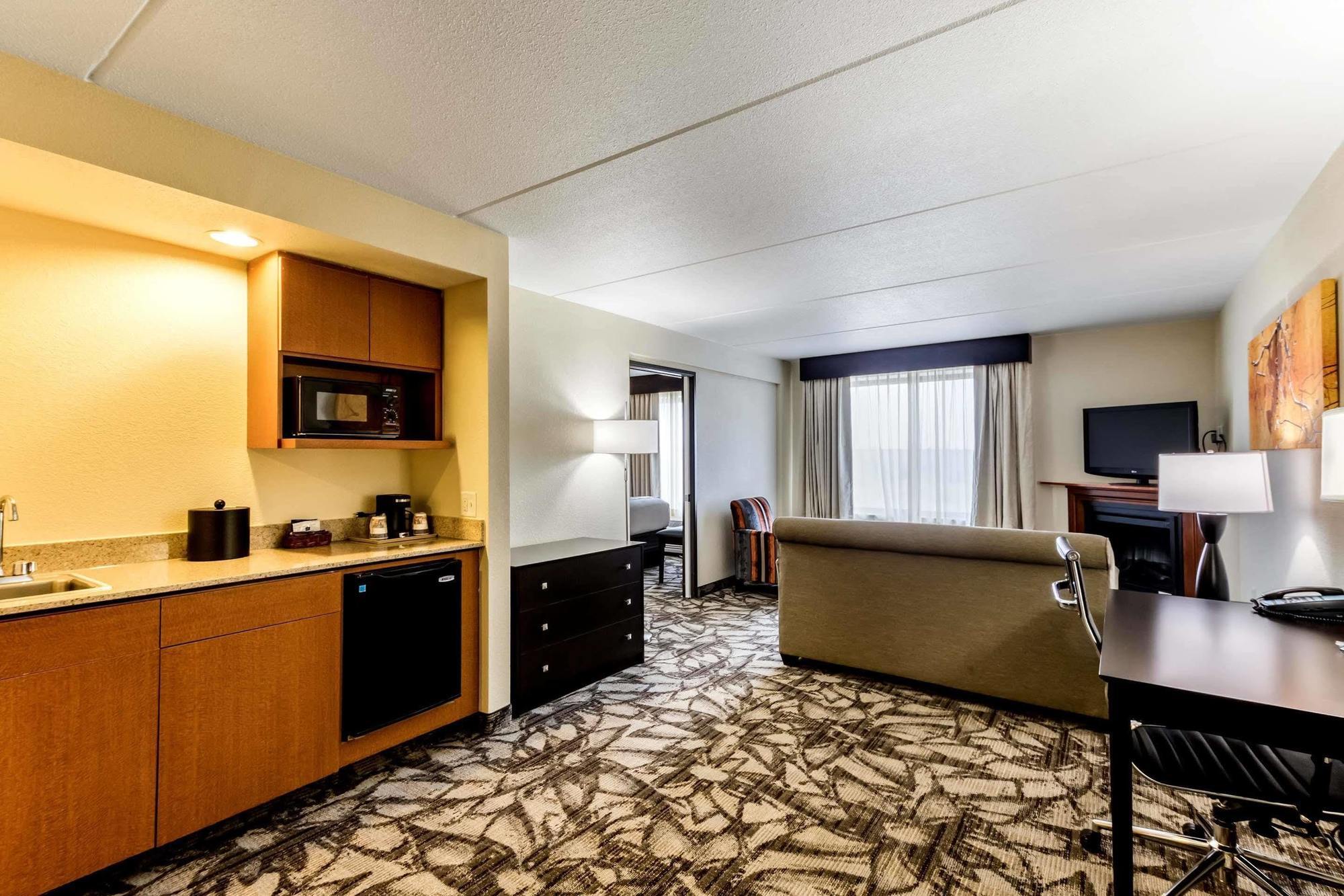 Holiday Inn Express & Suites Cedar Falls Εξωτερικό φωτογραφία