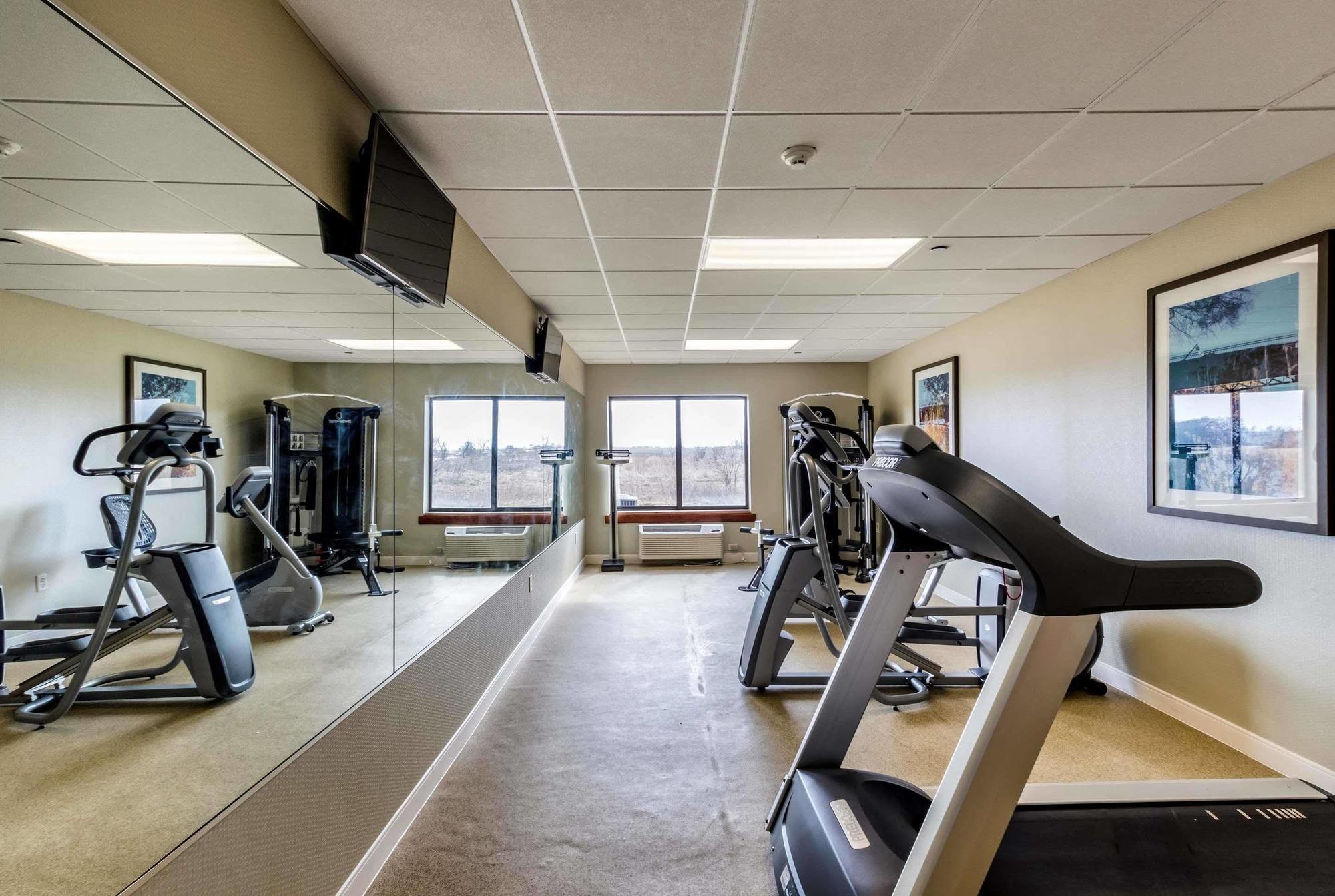 Holiday Inn Express & Suites Cedar Falls Εξωτερικό φωτογραφία
