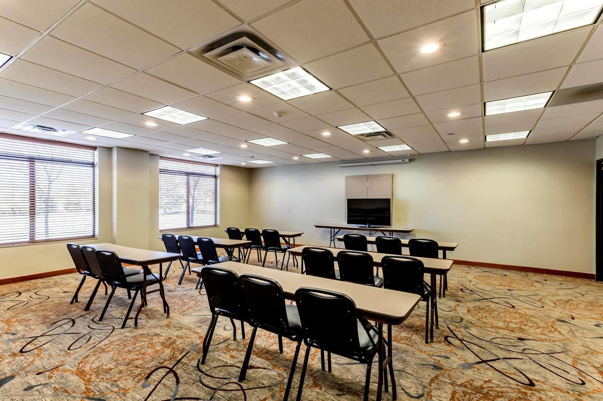 Holiday Inn Express & Suites Cedar Falls Εξωτερικό φωτογραφία