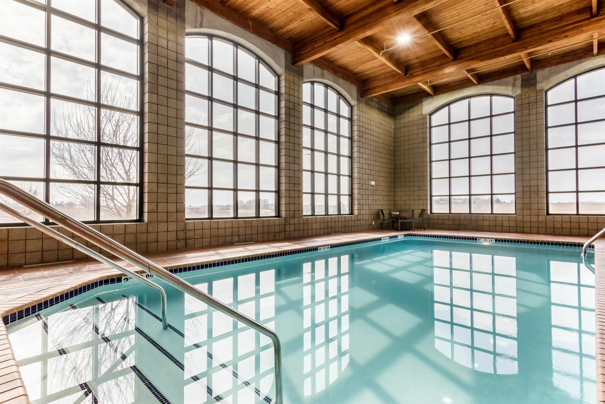 Holiday Inn Express & Suites Cedar Falls Εξωτερικό φωτογραφία